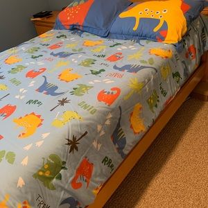 Full size dinosaur comforter w 2 pillow cases.